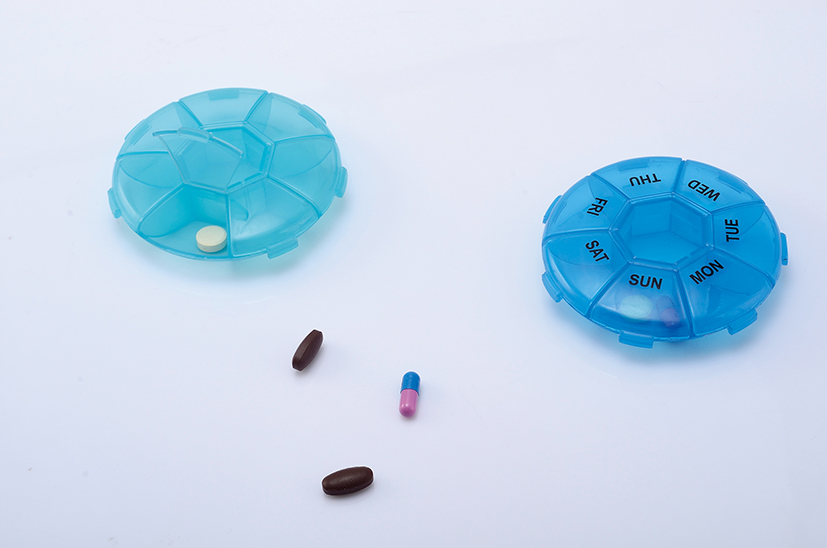 Kompakter kleiner wöchentlicher Pillen-Organizer für Vitamin-Ergänzungen